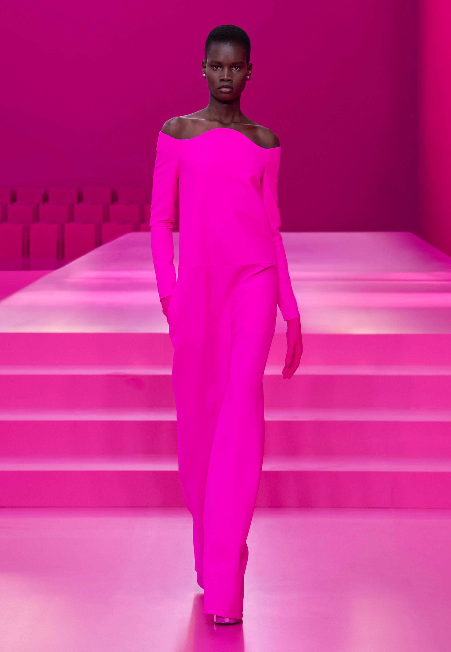 Показ Valentino с трендовым цветом PP-Pink