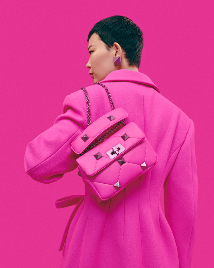 Рекламная кампания Valentino 2022 года с трендовым цветом PP-Pink